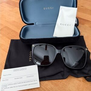 Gucci Sophisticated Black Sunglasses
